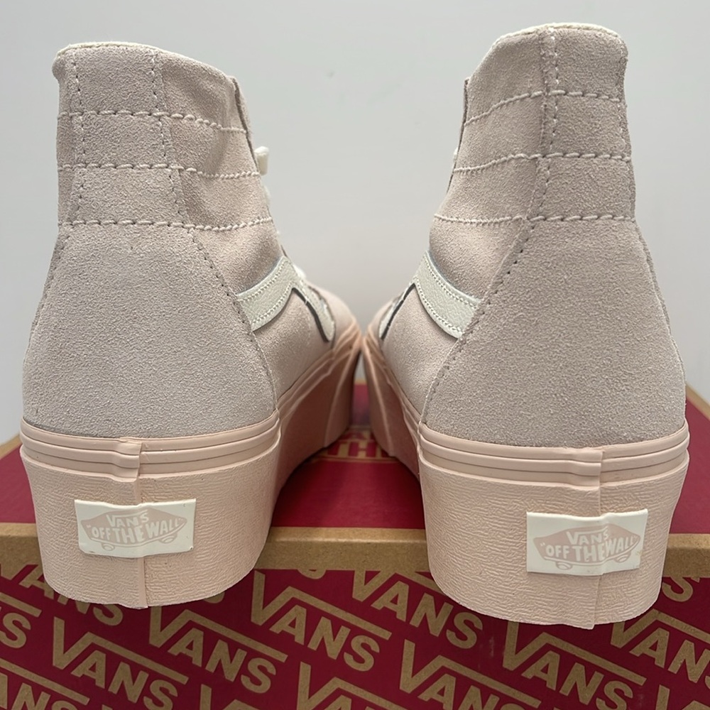 Vans WMNS Sk8-Hi Tapered Stacked Suede Shell
VN0A5JMKBXO
Platforms Sneakers - Picture 13 of 16